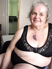 Older sexy lady show nude body